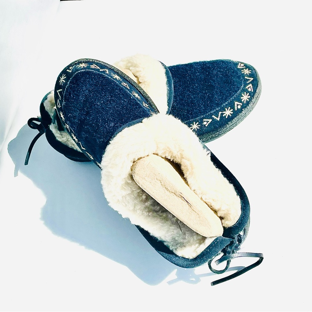 Clarks Wool Navy Blue Sherpa Lined Slippers Rubber Sole Excellent Condition!